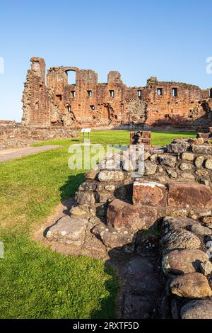 Luce notturna sul castello di Penrith, costruito alla fine del XIV secolo a Penrith, Cumbria, Inghilterra, Regno Unito Foto Stock