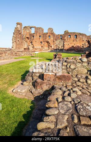 Luce notturna sul castello di Penrith, costruito alla fine del XIV secolo a Penrith, Cumbria, Inghilterra, Regno Unito Foto Stock