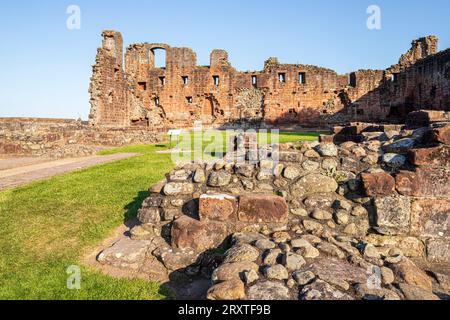 Luce notturna sul castello di Penrith, costruito alla fine del XIV secolo a Penrith, Cumbria, Inghilterra, Regno Unito Foto Stock