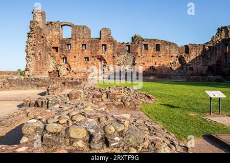 Luce notturna sul castello di Penrith, costruito alla fine del XIV secolo a Penrith, Cumbria, Inghilterra, Regno Unito Foto Stock