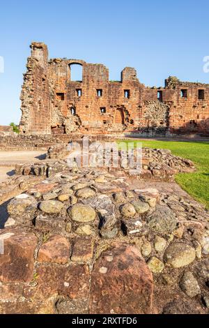 Luce notturna sul castello di Penrith, costruito alla fine del XIV secolo a Penrith, Cumbria, Inghilterra, Regno Unito Foto Stock