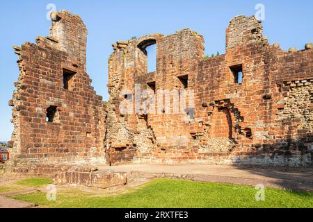 Luce notturna sul castello di Penrith, costruito alla fine del XIV secolo a Penrith, Cumbria, Inghilterra, Regno Unito Foto Stock