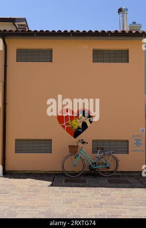 Caorle, Italia - 05 maggio 2023: Un murale colorato raffigurante una coppia di baciatori realizzato per la Festa del Mare di Caorle Foto Stock