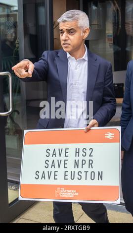 Sadiq Khan sindaco di Londra ad Arcadis a Leeds, per fare un appello unificato con i sindaci del nord al primo ministro di non ridimensionare ulteriormente HS2, prima di una riunione del Consiglio di amministrazione del Transport for the North. Data foto: Mercoledì 27 settembre 2023. Foto Stock
