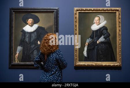 The National Gallery, Londra, Regno Unito. 27 settembre 2023. La mostra Credit Suisse: Frans Hals si svolge dal 30 settembre 2023-21 gennaio 2024, la più grande mostra di dipinti degli artisti da più di 30 anni e comprende epici ritratti di grandi gruppi del talentuoso artista olandese del secolo d'oro in prestito raro dai Paesi Bassi. Immagine: Ritratto di Michiel de Wael, Taft Museum of Art, Cincinnato, Ohio; Ritratto di Cunera van Baersdorp, Susan and Matthew Weatherbie Collection, circa 1625. Crediti: Malcolm Park/Alamy Live News Foto Stock