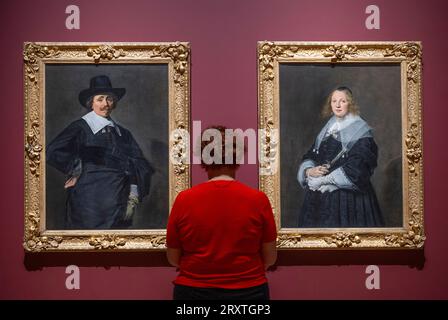 The National Gallery, Londra, Regno Unito. 27 settembre 2023. La mostra Credit Suisse: Frans Hals si svolge dal 30 settembre 2023-21 gennaio 2024, la più grande mostra di dipinti degli artisti da più di 30 anni e comprende epici ritratti di grandi gruppi del talentuoso artista olandese del secolo d'oro in prestito raro dai Paesi Bassi. Immagine: Ritratto di Francois Wouters, Susanna Baillij, circa 1645. National Galleries of Scotland. Crediti: Malcolm Park/Alamy Live News Foto Stock