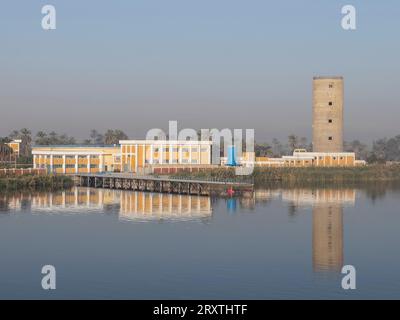 Una vista della costa lungo l'alto fiume Nilo, tra alcune delle terre più verdeggianti lungo il fiume, Egitto, Nord Africa, Africa Foto Stock