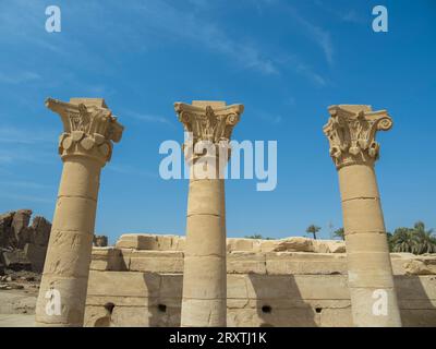 Porta di Domiziano e Traiano, ingresso settentrionale del Tempio di Hathor, complesso del Tempio di Dendera, Dendera, Egitto, Nord Africa, Africa Foto Stock
