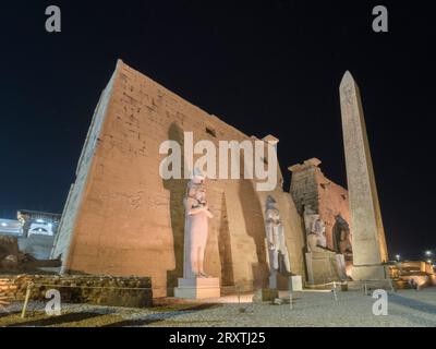 Il Tempio di Luxor di notte, un grande complesso di templi egizi costruito intorno al 1400 a.C., Luxor, UNESCO, Luxor, Tebe Foto Stock