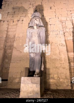 Il Tempio di Luxor di notte, un grande complesso di templi egizi costruito intorno al 1400 a.C., patrimonio dell'umanità dell'UNESCO, Luxor, Tebe Foto Stock