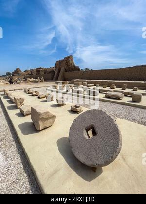 Porta di Domiziano e Traiano, ingresso settentrionale del Tempio di Hathor, complesso del Tempio di Dendera, Dendera, Egitto, Nord Africa, Africa Foto Stock