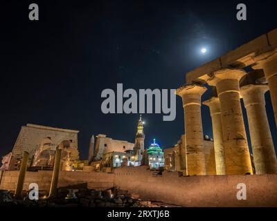 Il Tempio di Luxor di notte, sotto la luna piena, costruito intorno al 1400 a.C., patrimonio dell'umanità dell'UNESCO, Luxor, Tebe Foto Stock