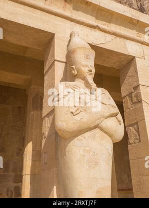 Statua Osiride di Hatshepsut sulla terrazza superiore, tempio funerario di Hatshepsut a Deir al-Bahri, sito patrimonio dell'umanità dell'UNESCO, Tebe Foto Stock