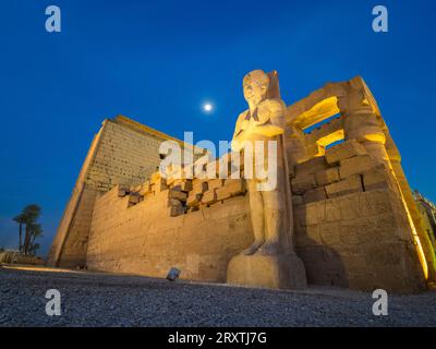 Il Tempio di Luxor di notte, sotto la luna piena, costruito intorno al 1400 a.C., patrimonio dell'umanità dell'UNESCO, Luxor, Tebe Foto Stock