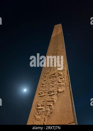 Obelisco al Tempio di Luxor, di notte sotto la luna piena, costruito intorno al 1400 a.C., sito patrimonio dell'umanità dell'UNESCO, Luxor, Tebe Foto Stock