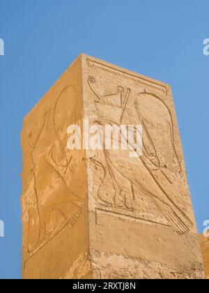 Colonne nel santuario di Hathor sulla terrazza superiore del tempio funerario di Hatshepsut a Deir al-Bahri, sito patrimonio dell'umanità dell'UNESCO, Tebe Foto Stock