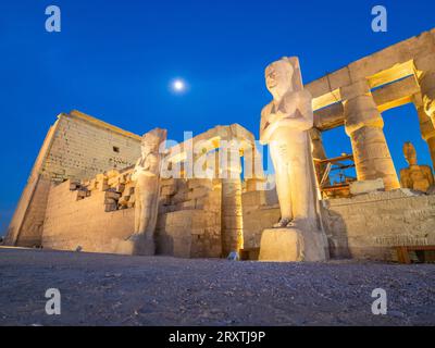 Il Tempio di Luxor di notte, sotto la luna piena, costruito intorno al 1400 a.C., patrimonio dell'umanità dell'UNESCO, Luxor, Tebe Foto Stock