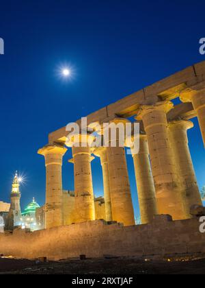 Il Tempio di Luxor di notte, sotto la luna piena, costruito intorno al 1400 a.C., patrimonio dell'umanità dell'UNESCO, Luxor, Tebe Foto Stock