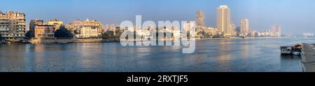 Una vista panoramica sul lungomare lungo la sponda occidentale del Nilo, il Cairo, l'Egitto, il Nord Africa e l'Africa Foto Stock