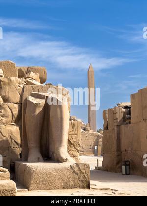 Obelisco di Hatshepsut, complesso del tempio di Karnak, un vasto mix di templi, piloni e cappelle, sito patrimonio dell'umanità dell'UNESCO, vicino a Luxor, Tebe Foto Stock