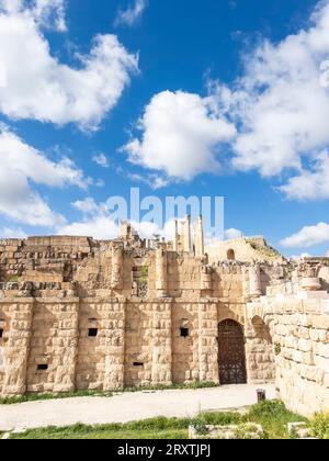 Rovine crollate nell'antica città di Jerash, che si ritiene siano state fondate nel 331 a.C. da Alessandro Magno, Jerash, Giordania, Medio Oriente Foto Stock