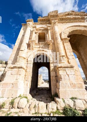 L'Arco di Adriano a Jerash, che si ritiene sia stato fondato nel 331 a.C. da Alessandro Magno, Jerash, Giordania, Medio Oriente Foto Stock