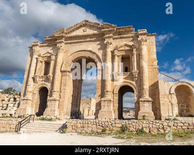 L'Arco di Adriano a Jerash, che si ritiene sia stato fondato nel 331 a.C. da Alessandro Magno, Jerash, Giordania, Medio Oriente Foto Stock