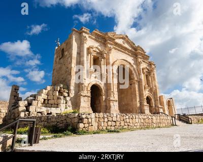 L'Arco di Adriano a Jerash, che si ritiene sia stato fondato nel 331 a.C. da Alessandro Magno, Jerash, Giordania, Medio Oriente Foto Stock