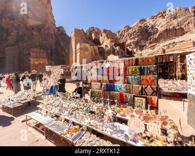 Bancarelle souvenir presso la strada delle facciate, il parco archeologico di Petra, l'UNESCO, una delle nuove sette meraviglie del mondo, Petra, Giordania Foto Stock