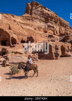 Asino e cavaliere, parco archeologico di Petra, sito patrimonio dell'umanità dell'UNESCO, una delle nuove sette meraviglie del mondo, Petra, Giordania, Medio Oriente Foto Stock