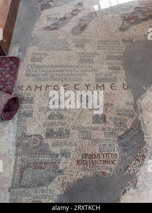 Vista della mappa mosaica di Madaba, all'interno della chiesa bizantina di San Giorgio a Madaba, Giordania, Medio Oriente Foto Stock