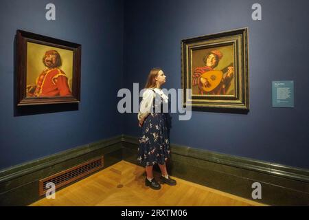 Londra Regno Unito. 27 settembre 2023. The Lute Player, circa 1623. Sfondo , Pekeharing (The Merry Drinker circa 1625. La mostra Credit Suisse inaugurata alla National Gallery è la prima mostra monografica su larga scala dedicata al ritrattista olandese del XVII secolo da una generazione. La mostra si svolge presso la galleria Naitonal dal 30 settembre al 21 gennaio Credit amer ghazzal/Alamy Live News Foto Stock