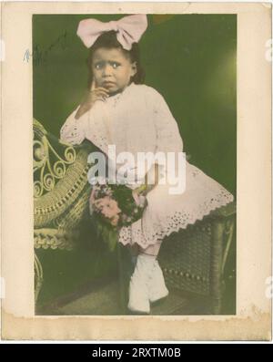 Fotografia colorata in bianco e nero del giovane Mae Reeves Foto Stock