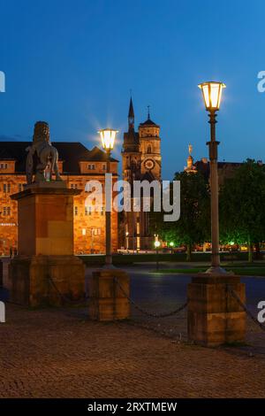 Piazza Schlossplatz e Altes Schloss (Castello Vecchio) Stoccarda, Baden-Wurttemberg, Germania, Europa Foto Stock