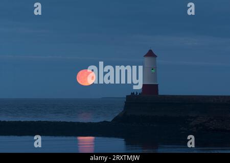 Una Super Moon che si innalza sul mare al largo della costa del Northumberland Foto Stock