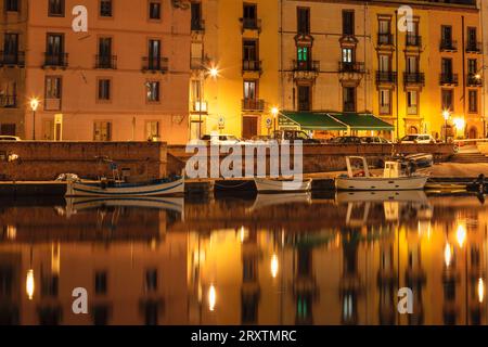 Fiume temo e centro storico di Bosa, distretto di Oristano, Sardegna, Italia, Mediterraneo, Europa Foto Stock