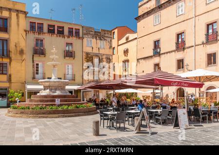 Street Cafe nel centro storico di Bosa, quartiere Oristano, Sardegna, Italia, Mediterraneo, Europa Foto Stock