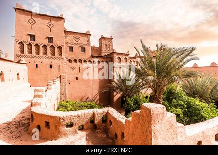 Palme che circondano la storica residenza fortificata (kasbah) di Amridil, Skoura, montagne dell'Atlante, provincia di Ouarzazate, Marocco Foto Stock