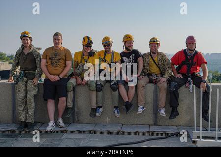 Yevhen Vasyliev / le Pictorium - decomunitarizzazione del monumento "Patria" - 06/08/2023 - Ucraina / Oblast di Kiev / Kiev - nella capitale dell'Ucraina, Kiev, il 6 agosto 2023, un tridente fu installato sullo scudo del monumento della Patria per sostituire lo stemma sovietico precedentemente smantellato Foto Stock