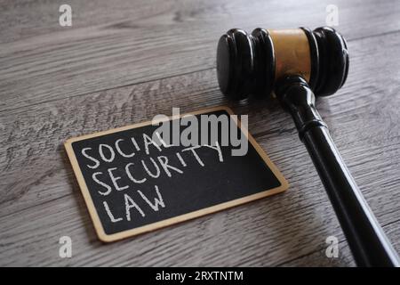 Immagine di primo piano giudice martelletto e lavagna con testo LEGGE SULLA SICUREZZA SOCIALE. Foto Stock