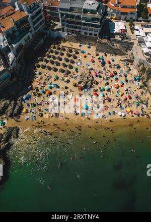 Vista verticale dall'alto di Rainha Beach in una soleggiata giornata estiva, Cascais, Portogallo, Europa Foto Stock