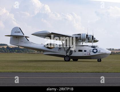 Conserve di costruttiva PBY-5A Catalina flying boat battenti a Duxford Air show Foto Stock