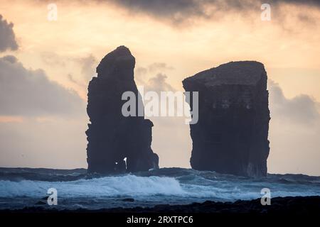 Gli appezzamenti marini di Mosteiros al tramonto con onde alte in primo piano, l'isola di Sao Miguel, le isole Azzorre, il Portogallo, l'Atlantico, Europa Foto Stock