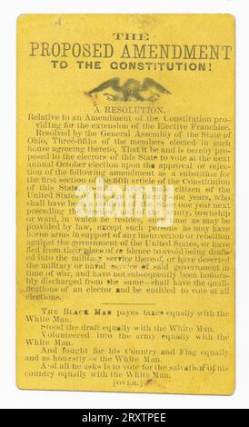 Una pubblicità di propaganda politica a due facce su cartellini gialli riguardante il XV emendamento alla Costituzione degli Stati Uniti, che vieta al governo federale e agli stati di usare la razza, il colore o lo status precedente di schiavo come qualifica per il voto. Questo pezzo di propaganda approvato dal Partito Repubblicano propone che il Partito Democratico vorrebbe che gli afroamericani non concedessero questo diritto. Foto Stock