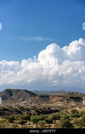 Paesaggio desertico di Tabernas in una giornata di sole, Almeria, Andalusia, Spagna, Europa Foto Stock