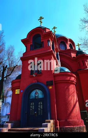 Scopri la vibrante bellezza di piccoli castelli e chiese tradizionali, ciascuno decorato con colori unici, nel cuore della Cina Foto Stock