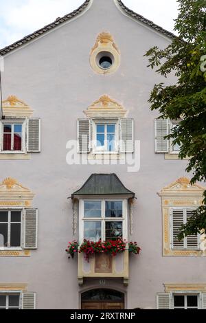 Tipica casa altoatesina nel centro storico di Brunico, alto Adige (Provincia di Bolzano), Italia, Europa Foto Stock