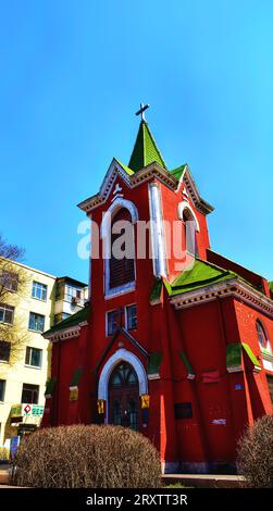 Scopri la vibrante bellezza di piccoli castelli e chiese tradizionali, ciascuno decorato con colori unici, nel cuore della Cina Foto Stock