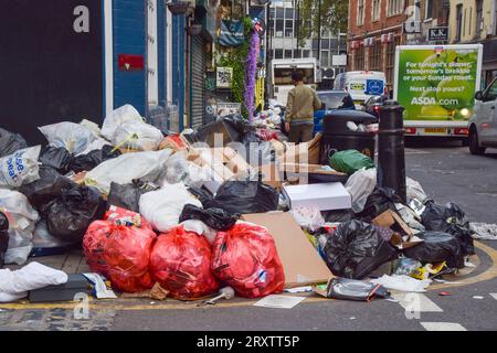 27 settembre 2023, Londra, Inghilterra, Regno Unito: Enormi mucchi di rifiuti costeggiano le strade vicino a Whitechapel come raccoglitori di rifiuti nel quartiere londinese di Tower Hamlets terminano il loro sciopero dopo quasi due settimane. (Immagine di credito: © Vuk Valcic/ZUMA Press Wire) SOLO USO EDITORIALE! Non per USO commerciale! Foto Stock