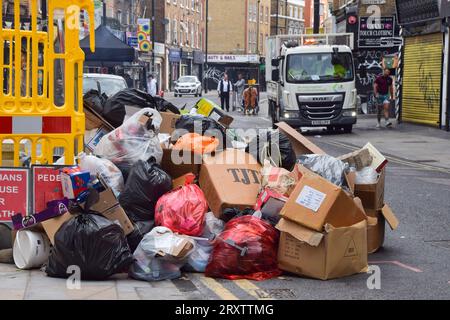 27 settembre 2023, Londra, Inghilterra, Regno Unito: Enormi mucchi di rifiuti costeggiano le strade vicino a Whitechapel come raccoglitori di rifiuti nel quartiere londinese di Tower Hamlets terminano il loro sciopero dopo quasi due settimane. (Immagine di credito: © Vuk Valcic/ZUMA Press Wire) SOLO USO EDITORIALE! Non per USO commerciale! Foto Stock